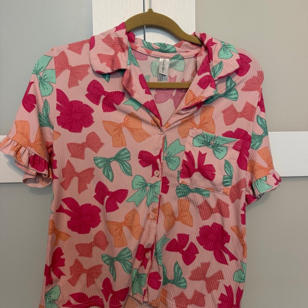 French Affair Pink Bow Print Pajama Top Size M Button Down Ruffle Sleeve
